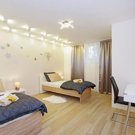 Split Symphony Garden: Modern, New Apartment 外观 照片