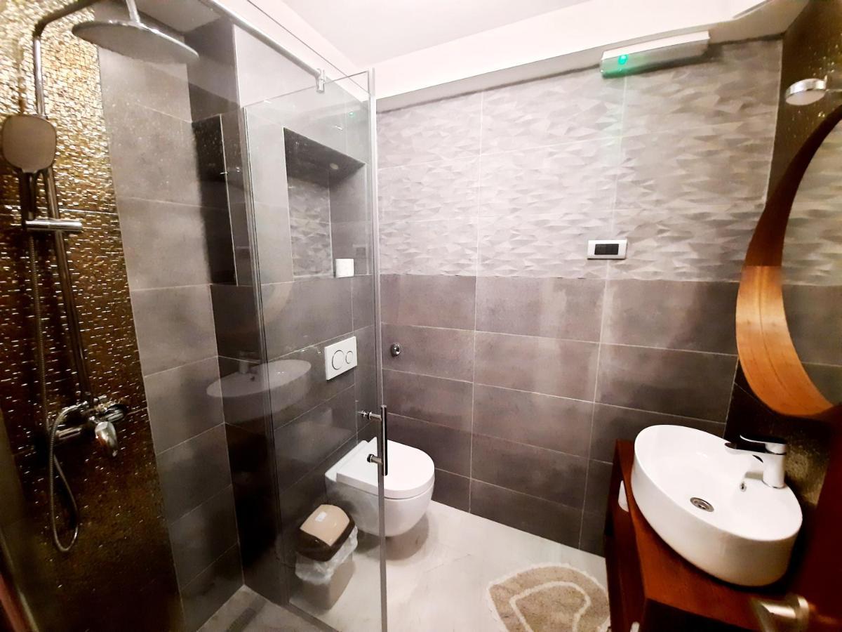Split Symphony Garden: Modern, New Apartment 外观 照片