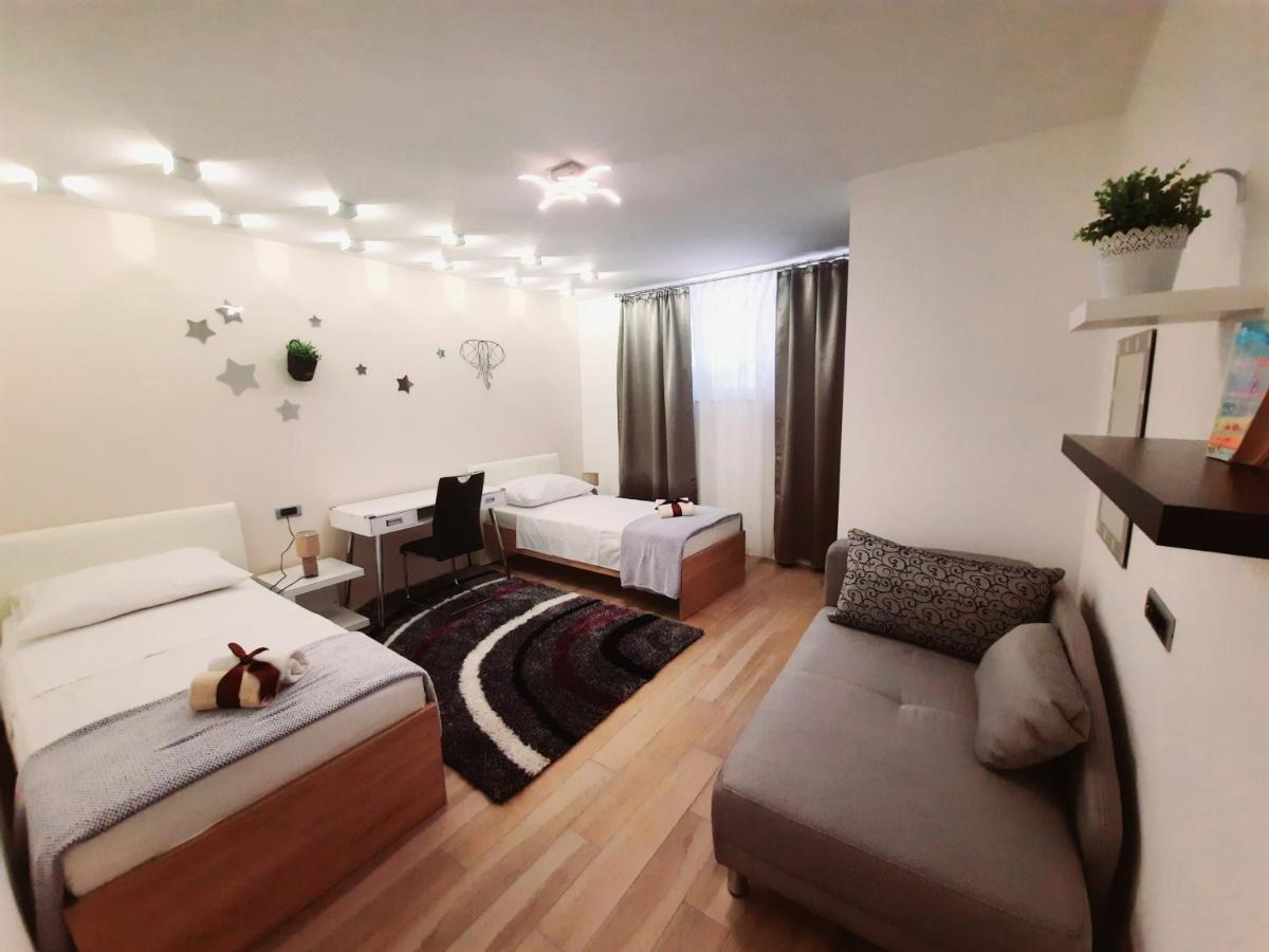 Split Symphony Garden: Modern, New Apartment 外观 照片