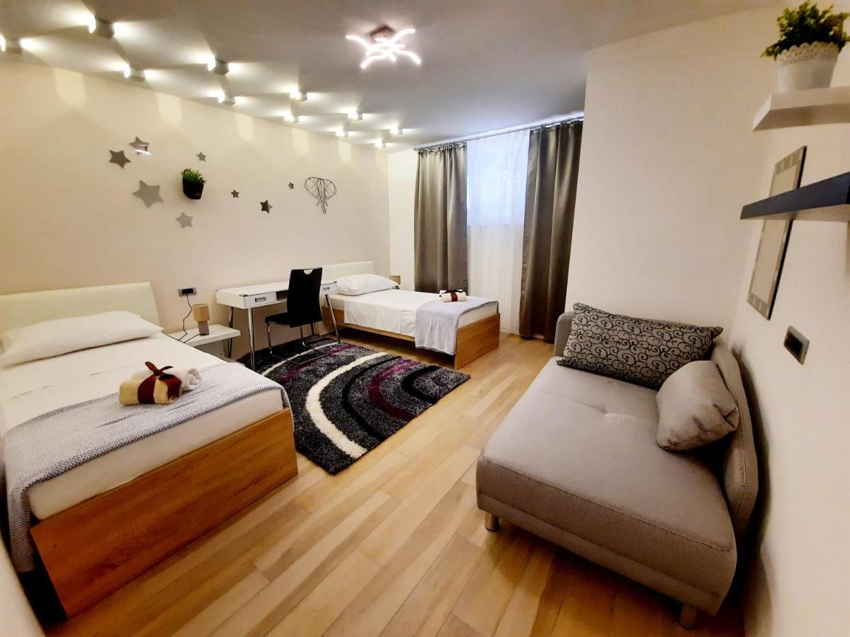 Split Symphony Garden: Modern, New Apartment 外观 照片
