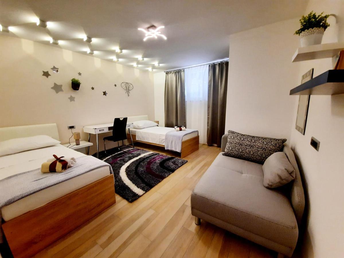 Split Symphony Garden: Modern, New Apartment 外观 照片