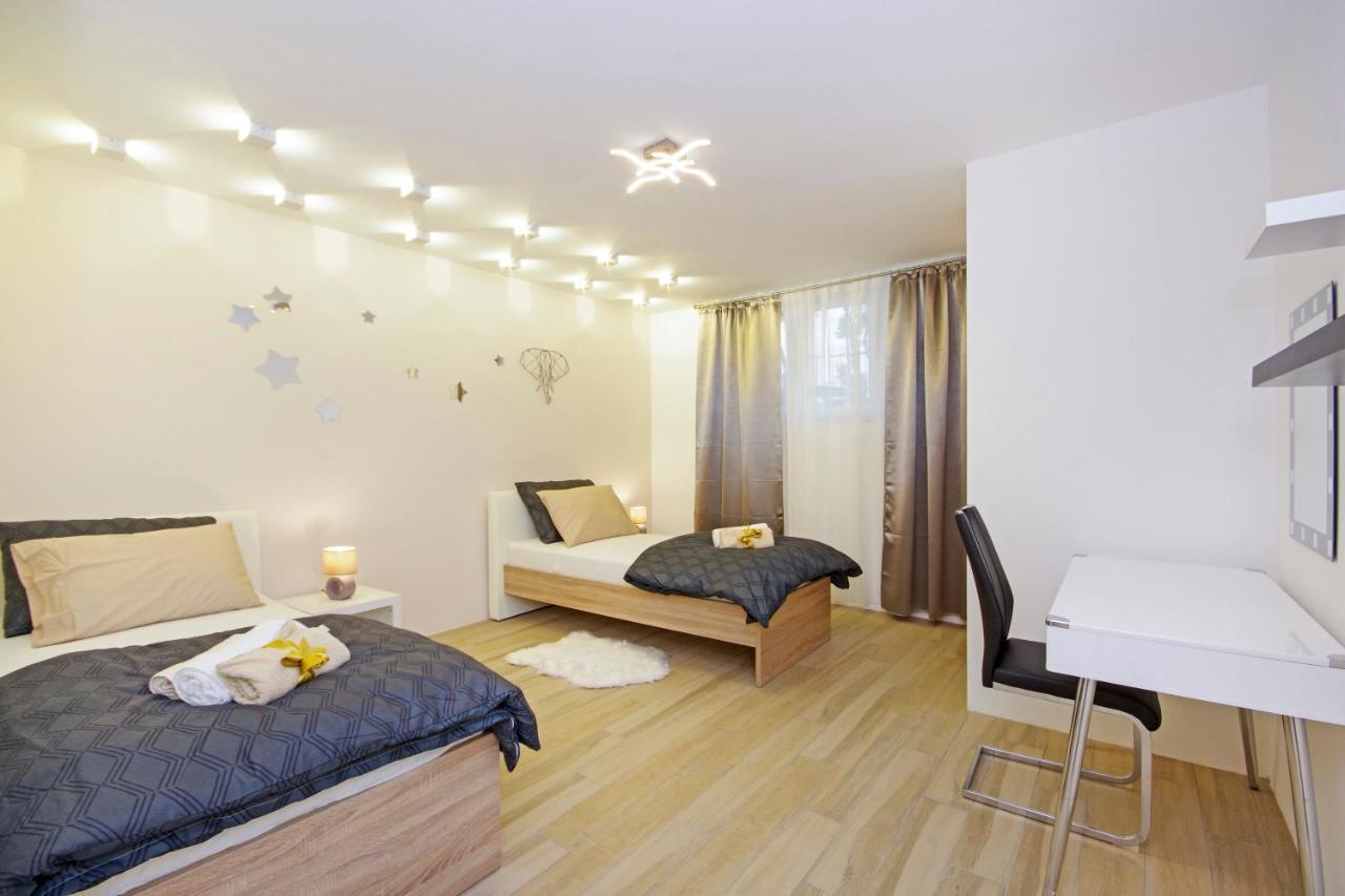 Split Symphony Garden: Modern, New Apartment 外观 照片