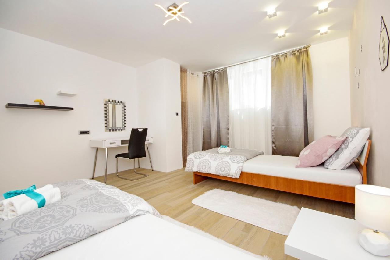 Split Symphony Garden: Modern, New Apartment 外观 照片