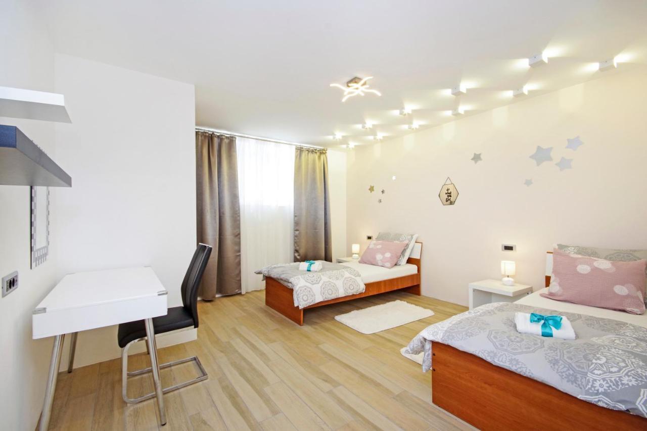 Split Symphony Garden: Modern, New Apartment 外观 照片