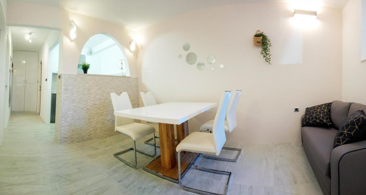 Split Symphony Garden: Modern, New Apartment 外观 照片