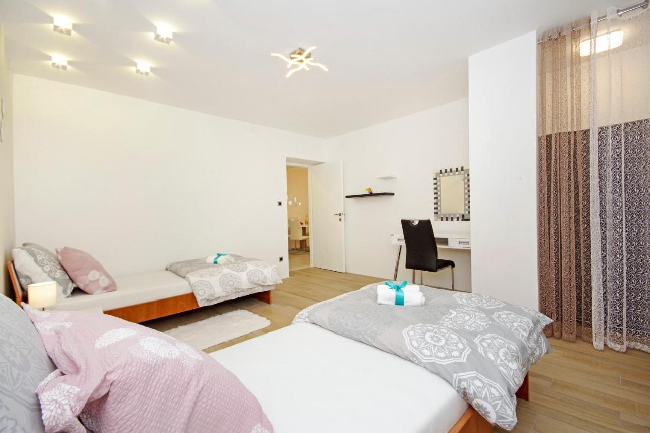 Split Symphony Garden: Modern, New Apartment 外观 照片