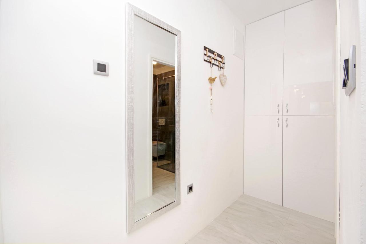 Split Symphony Garden: Modern, New Apartment 外观 照片