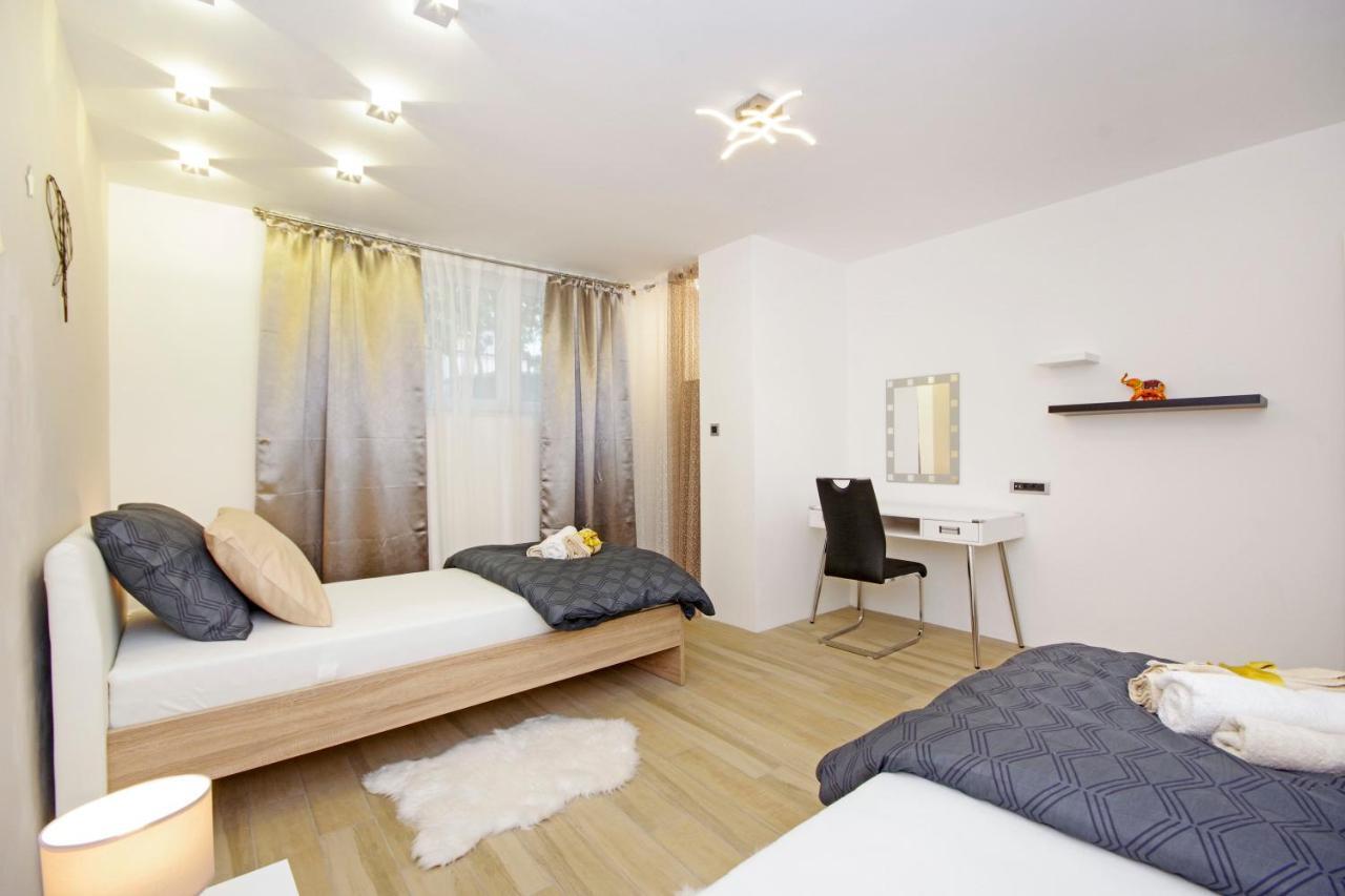 Split Symphony Garden: Modern, New Apartment 外观 照片