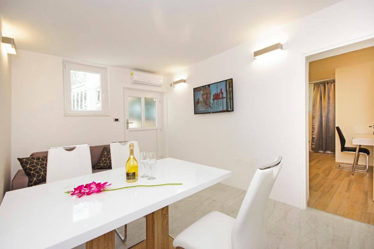 Split Symphony Garden: Modern, New Apartment 外观 照片