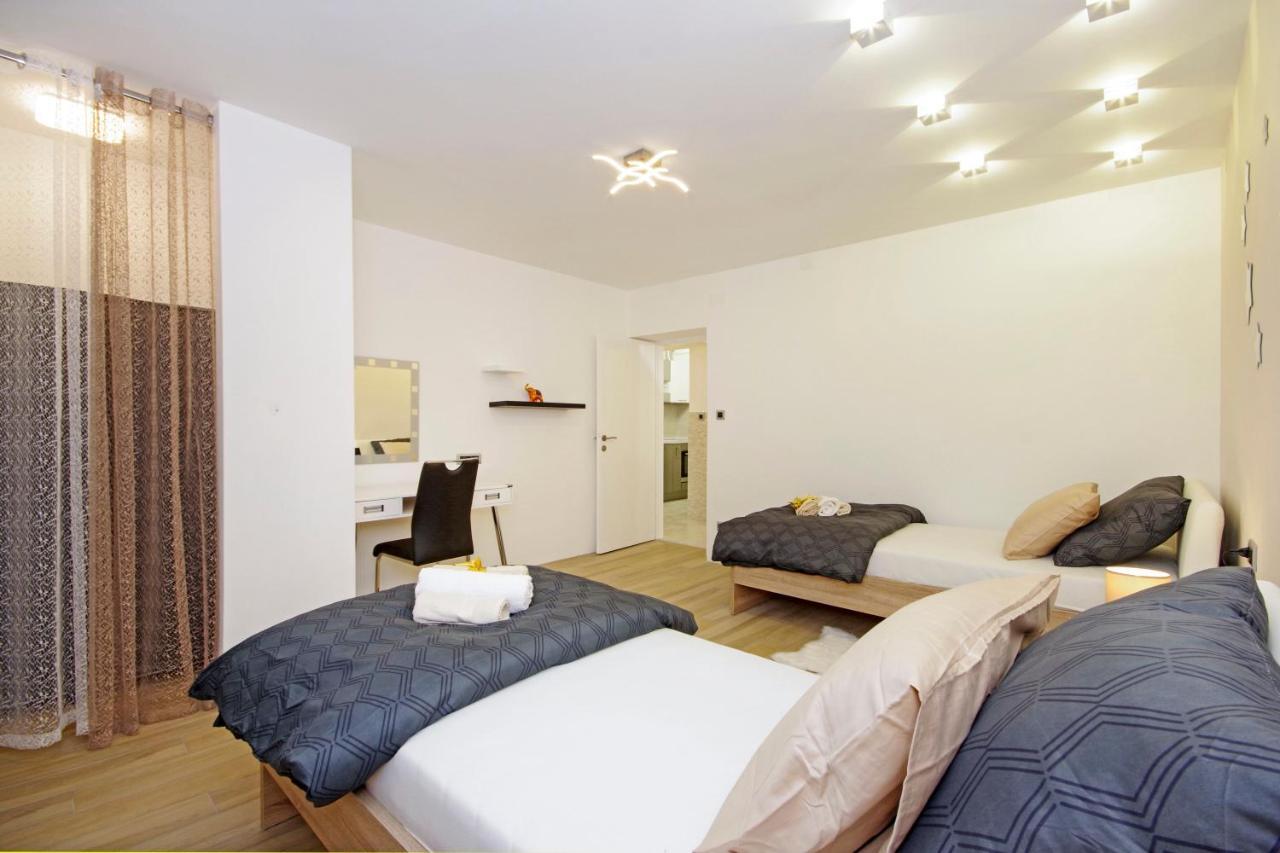 Split Symphony Garden: Modern, New Apartment 外观 照片