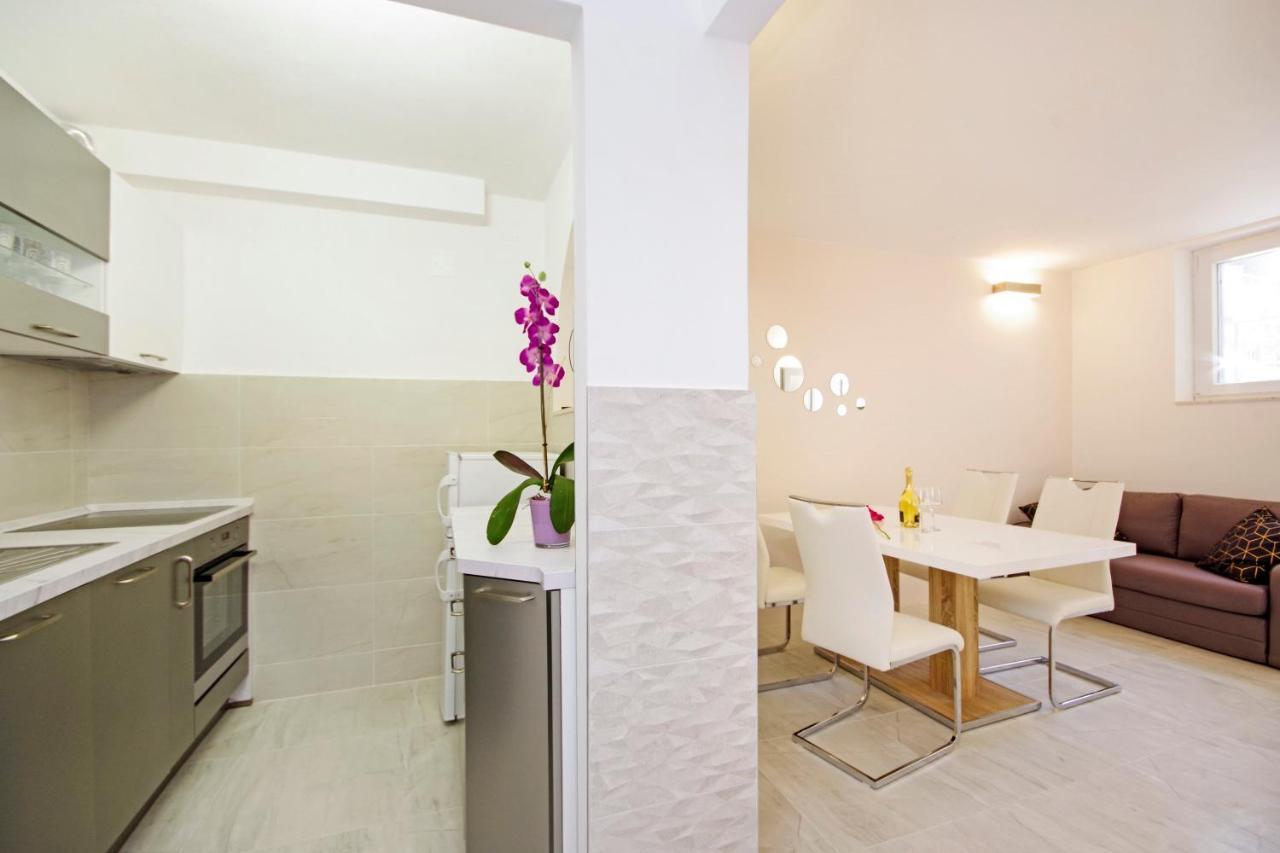 Split Symphony Garden: Modern, New Apartment 外观 照片