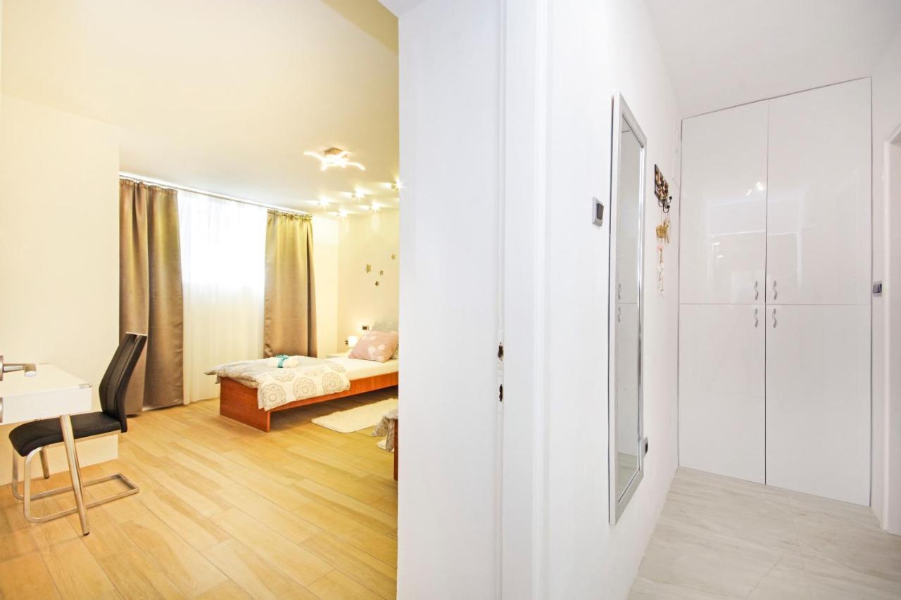 Split Symphony Garden: Modern, New Apartment 外观 照片
