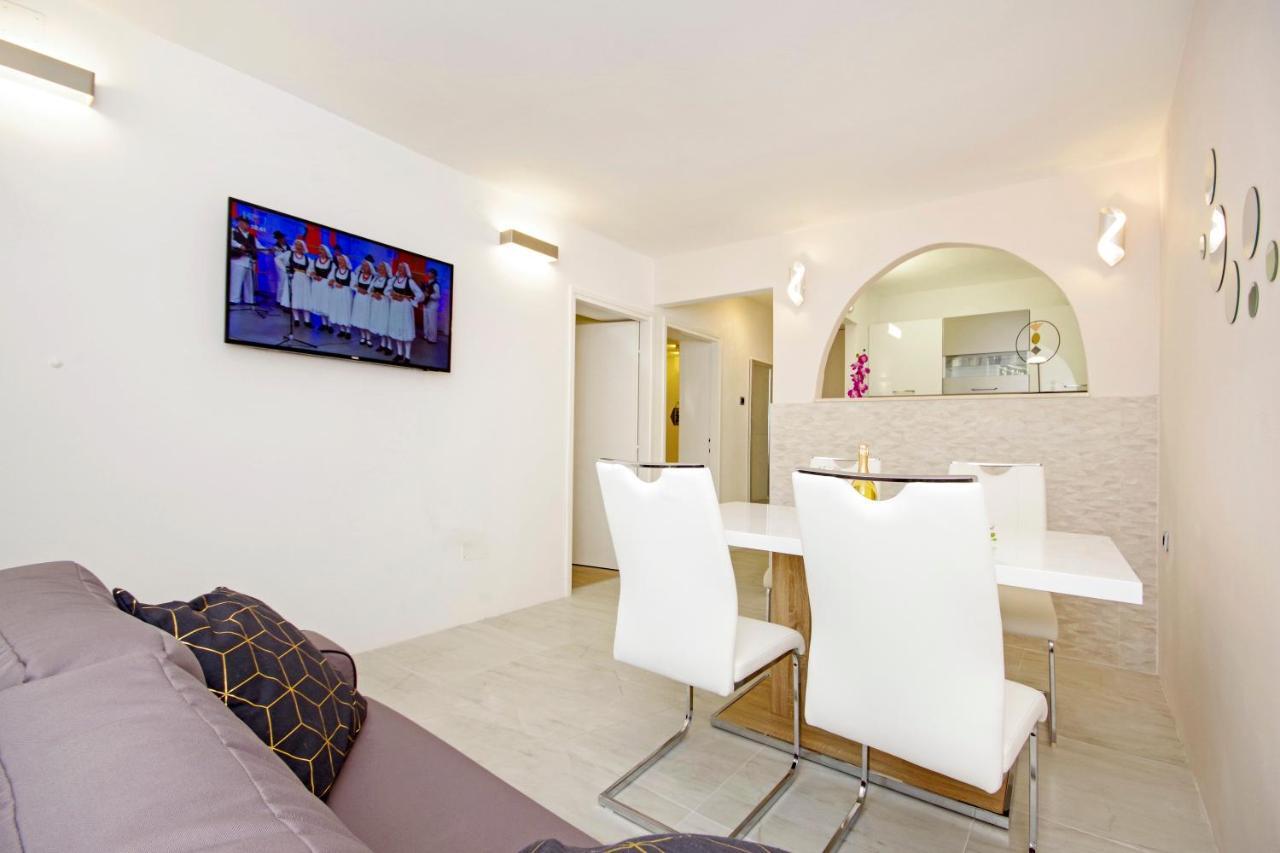 Split Symphony Garden: Modern, New Apartment 外观 照片